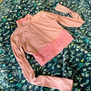 •Size Small• Who doesn’t love a two toned sparkly moment?💖 ✨ #sparkly #cropped